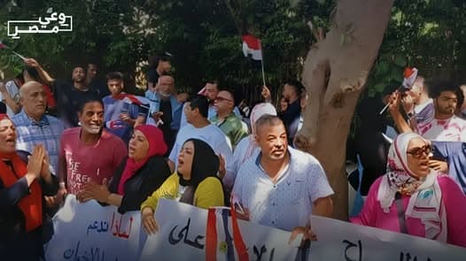 المعاملة بالمثل مصريون يتظاهرون أمام السفارة الهولندية تحت شعار بلدنا خط أحمر - صورة المقالة